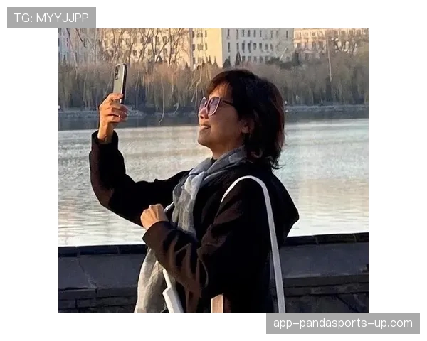 朱琳上场那会儿，看着她喝水的姿势比明星还讲究，我笑了半天！