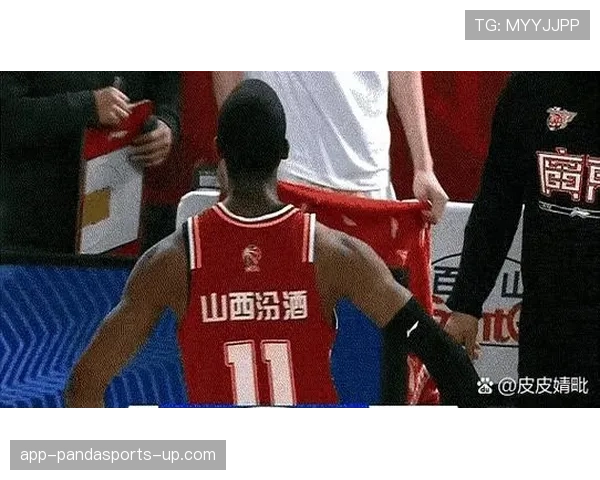 新手教学：篮球裁判教你分清防守犯规和进攻犯规的区别